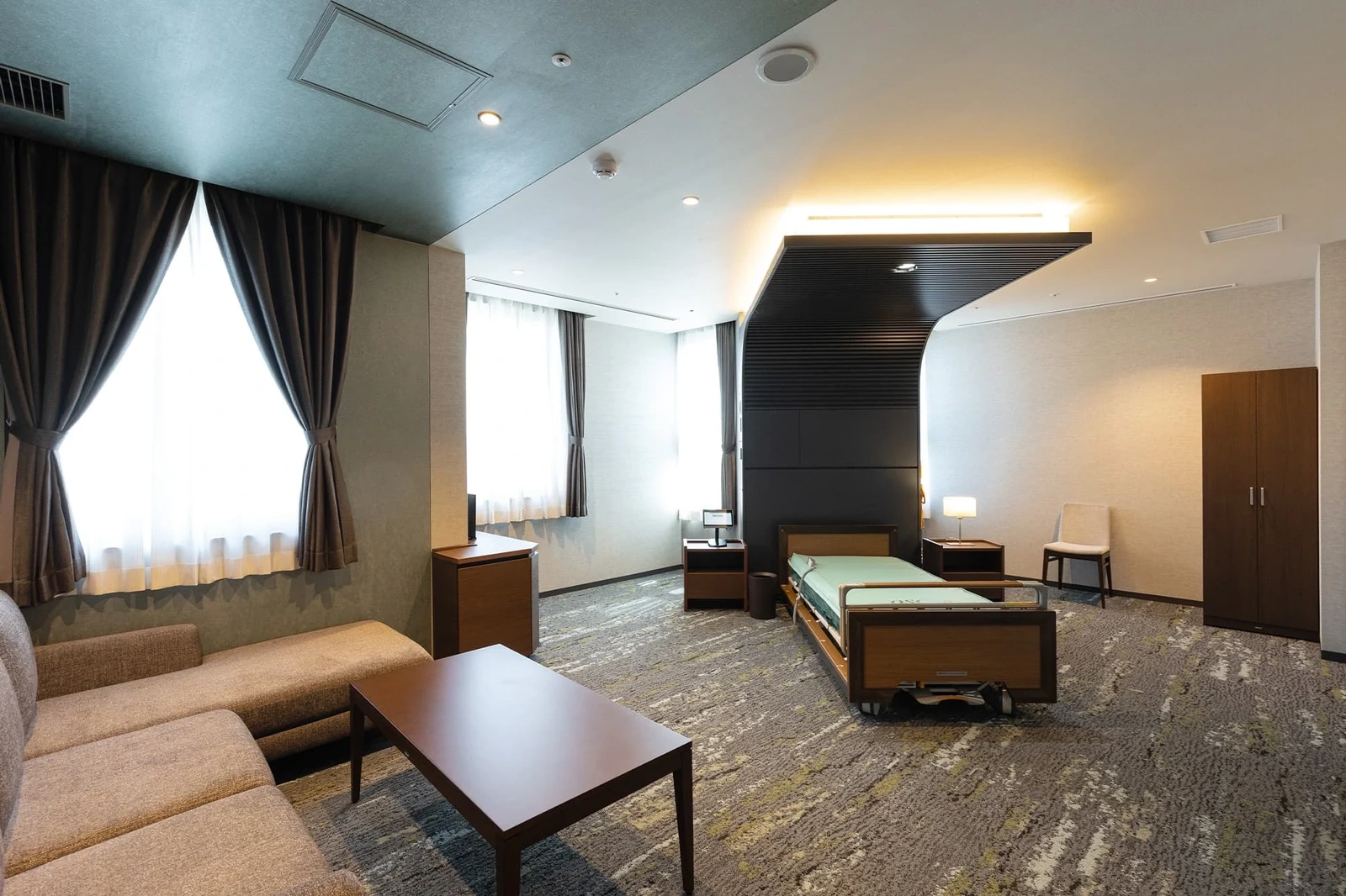 Kamar pribadi Iseikai dengan tempat tidur dan sofa.