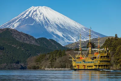 Gunung Fuji di balik Danau Ashi dan kapal wisata di Hakone
