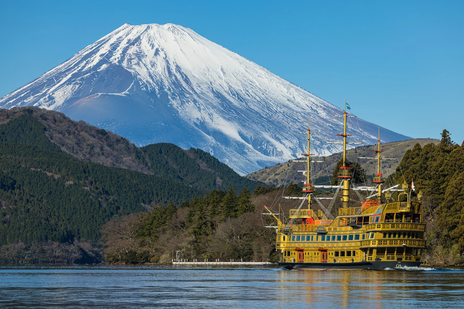 Gunung Fuji di balik Danau Ashi dan kapal wisata di Hakone