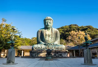 Patung Buddha Agung di Kotoku-in, Kamakura, di bawah langit biru