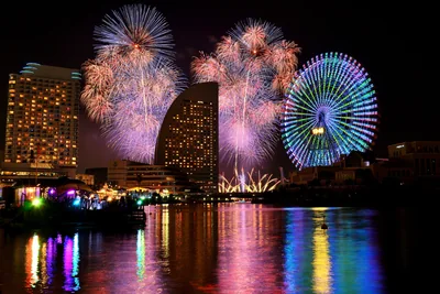 Kembang api di atas kawasan tepi laut Minato Mirai dan bianglala di Yokohama