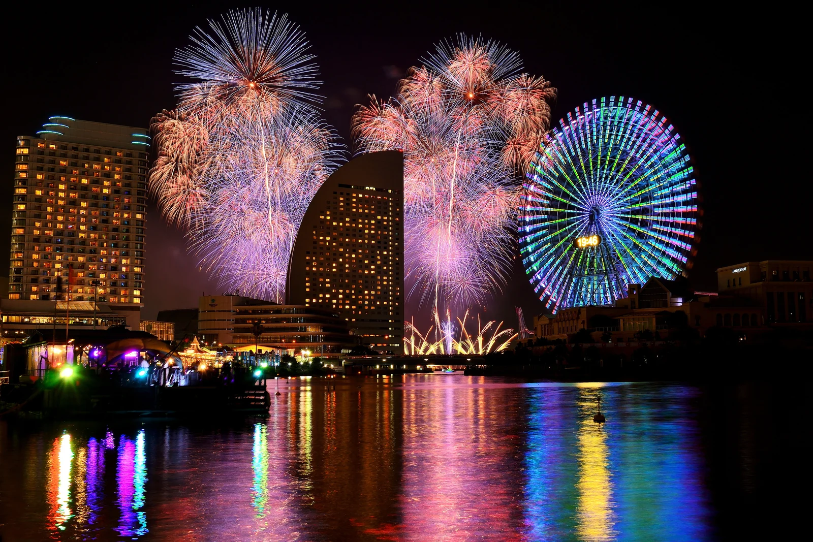 Kembang api di atas kawasan tepi laut Minato Mirai dan bianglala di Yokohama