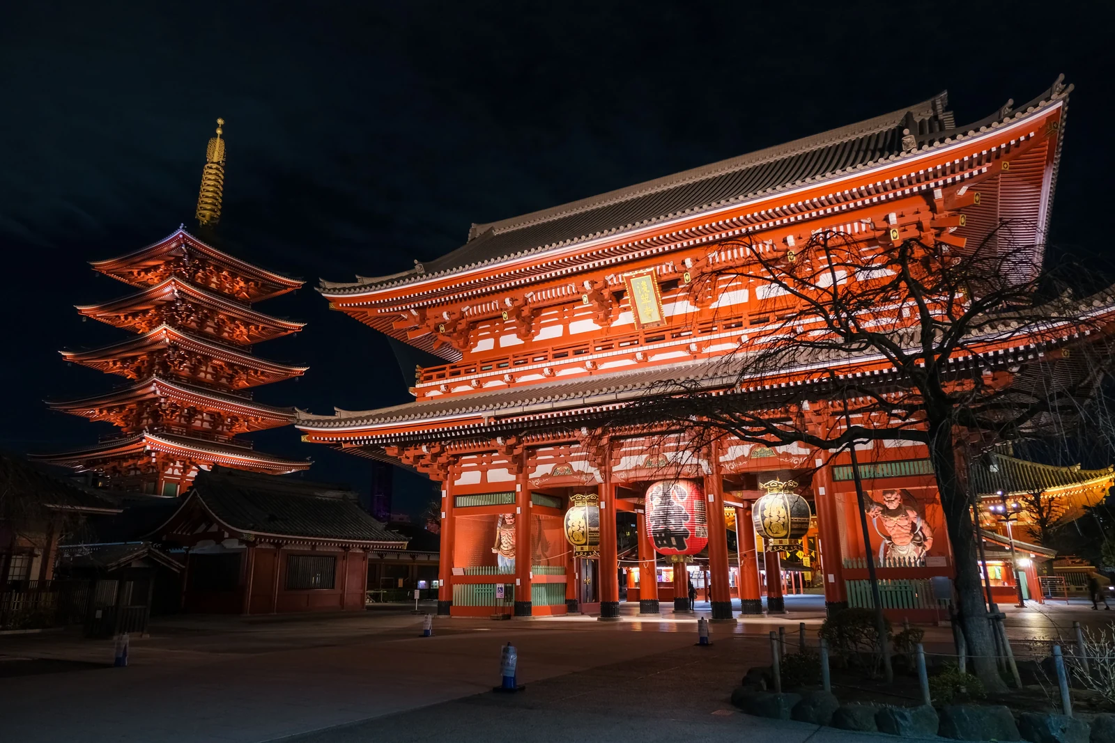 Gerbang Hozomon yang diterangi cahaya dan pagoda lima tingkat di Senso-ji, Asakusa