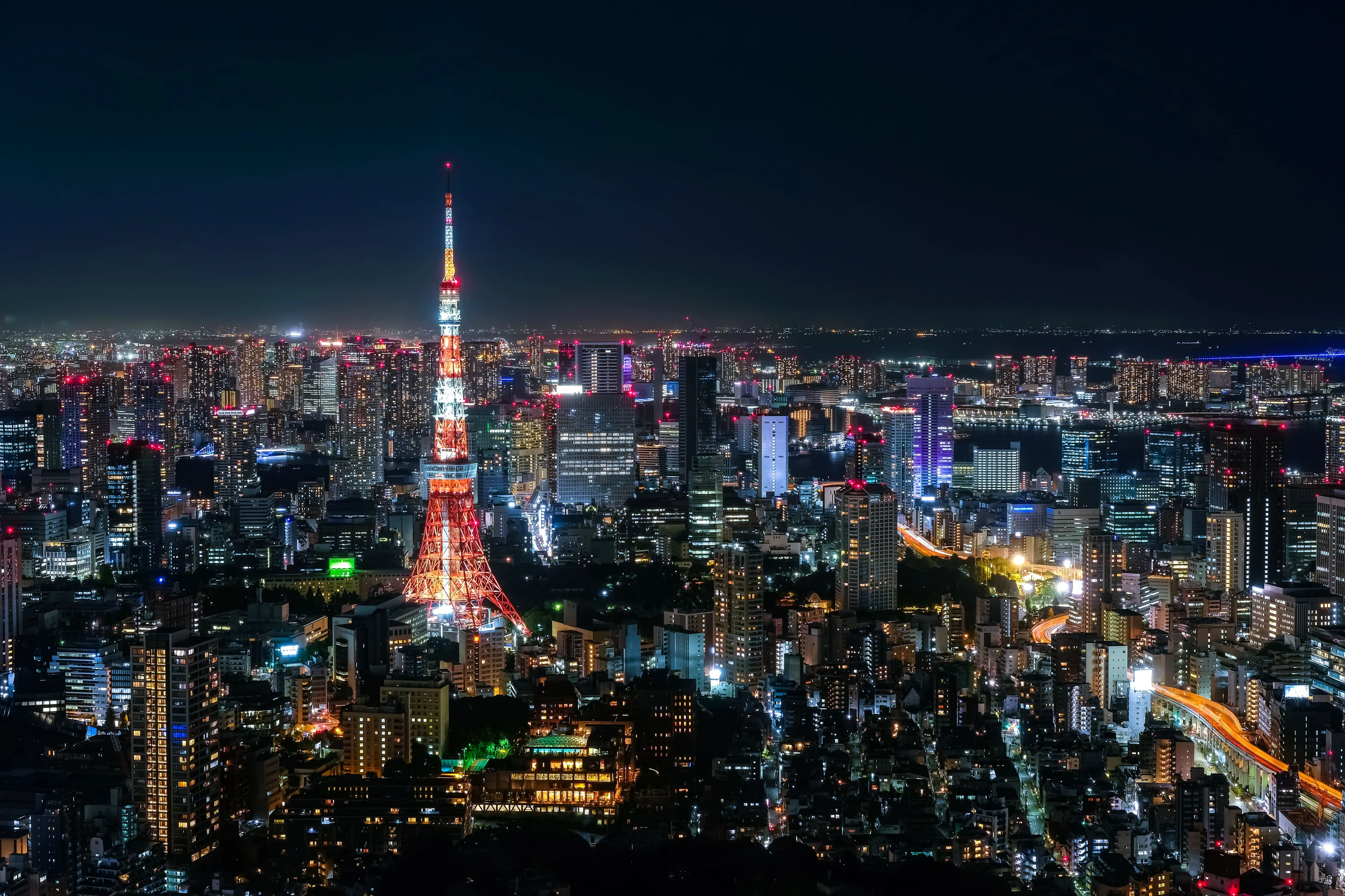 Tokyo Tower yang diterangi di atas panorama pusat Tokyo pada malam hari
