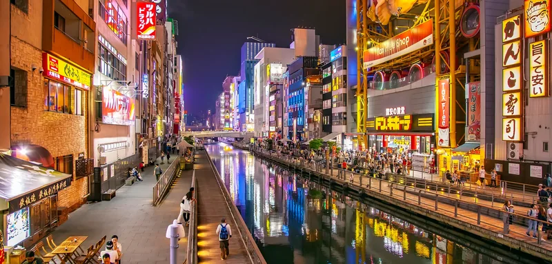 Kanal Dotonbori di Osaka yang diterangi pada malam hari