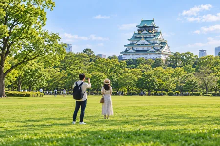 An illustrative photo moment with Nishinomaru Garden lawns and Osaka Castle