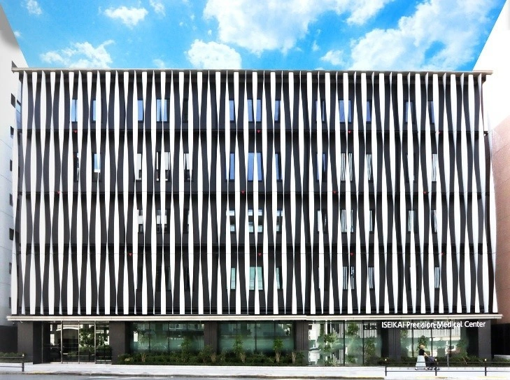 Eksterior Iseikai Precision Medical Center dengan bilah fasad putih vertikal.
