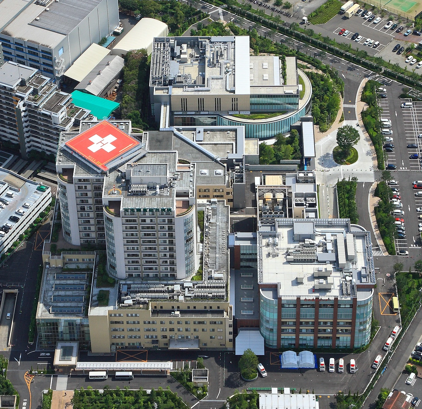 Pemandangan udara Shonan Kamakura General Hospital dan fasilitasnya.