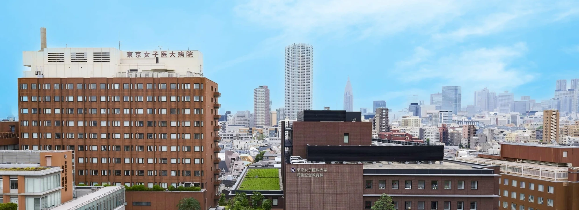 Gedung Tokyo Women’s Medical University Hospital dan panorama Shinjuku.