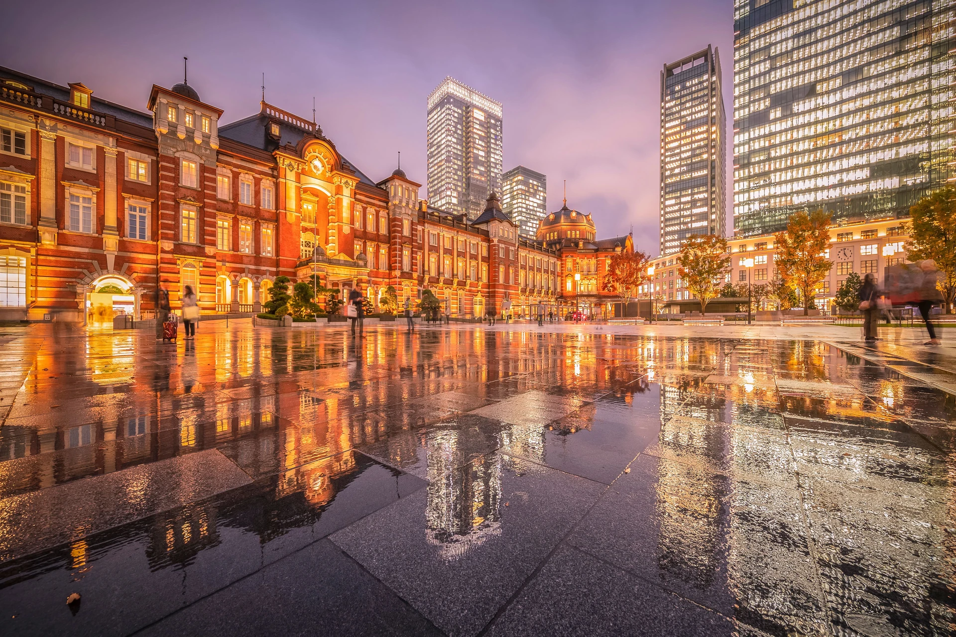 Tokyo Station dan Marunouchi saat senja
