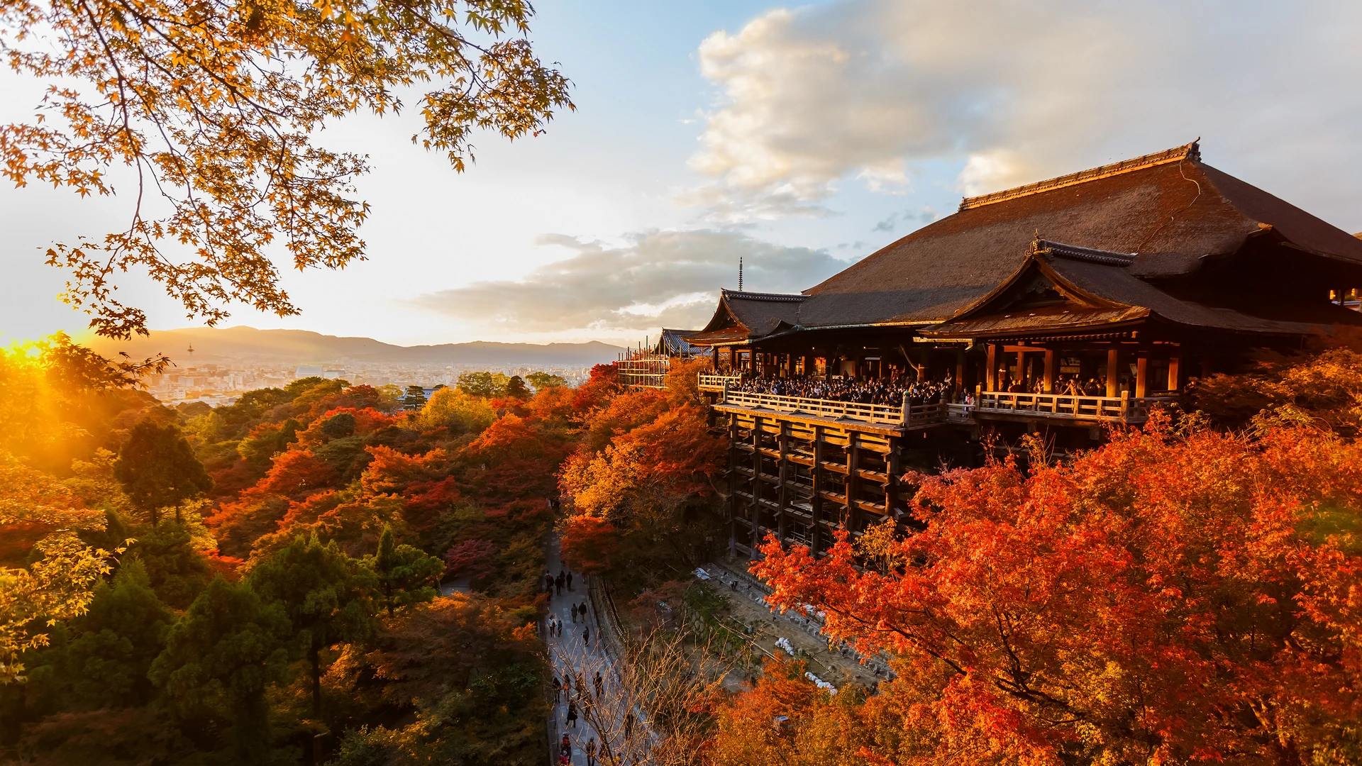 Kiyomizu-dera di Kyoto pada musim gugur