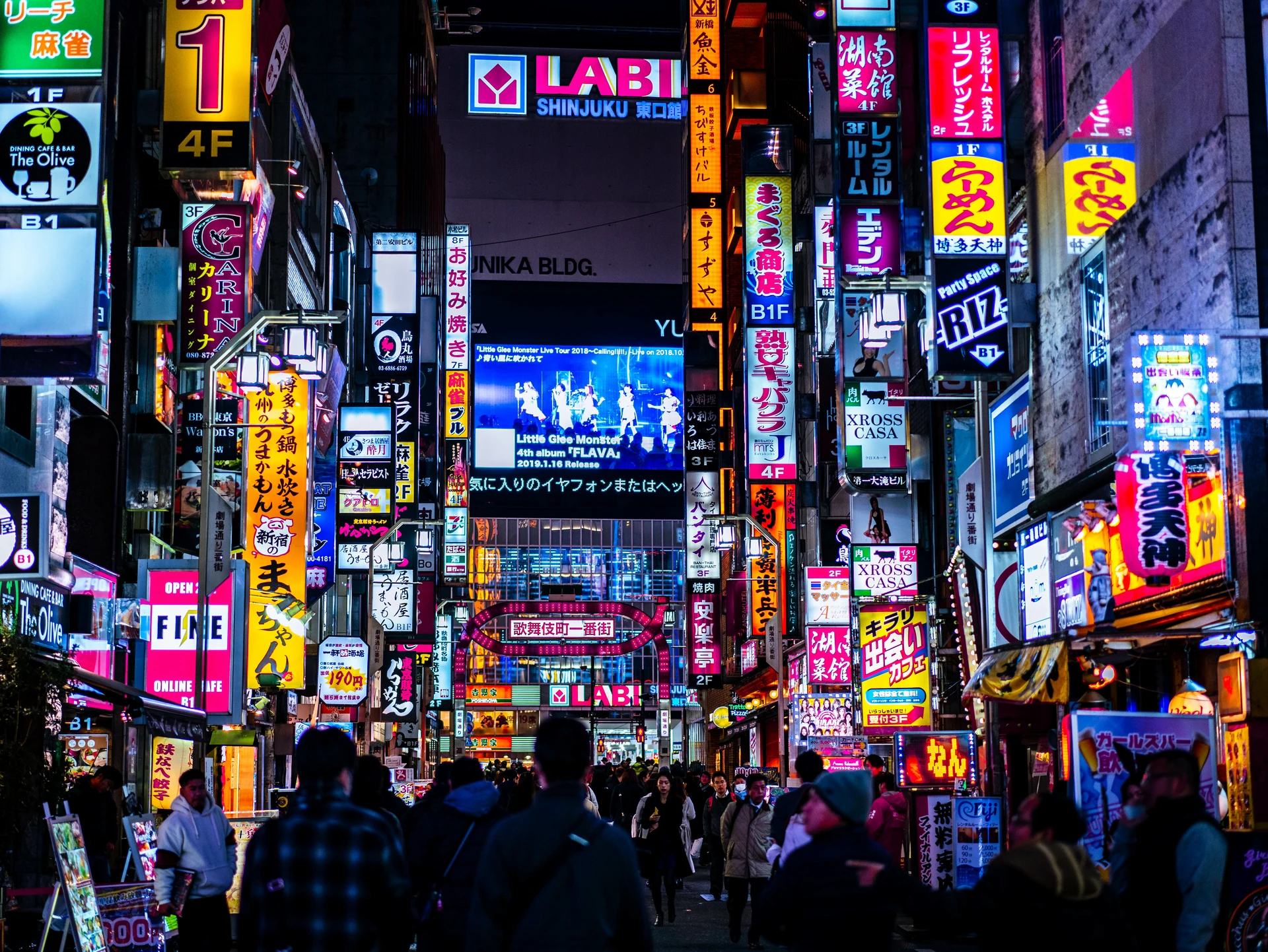 Jalan-jalan bercahaya neon di Shinjuku