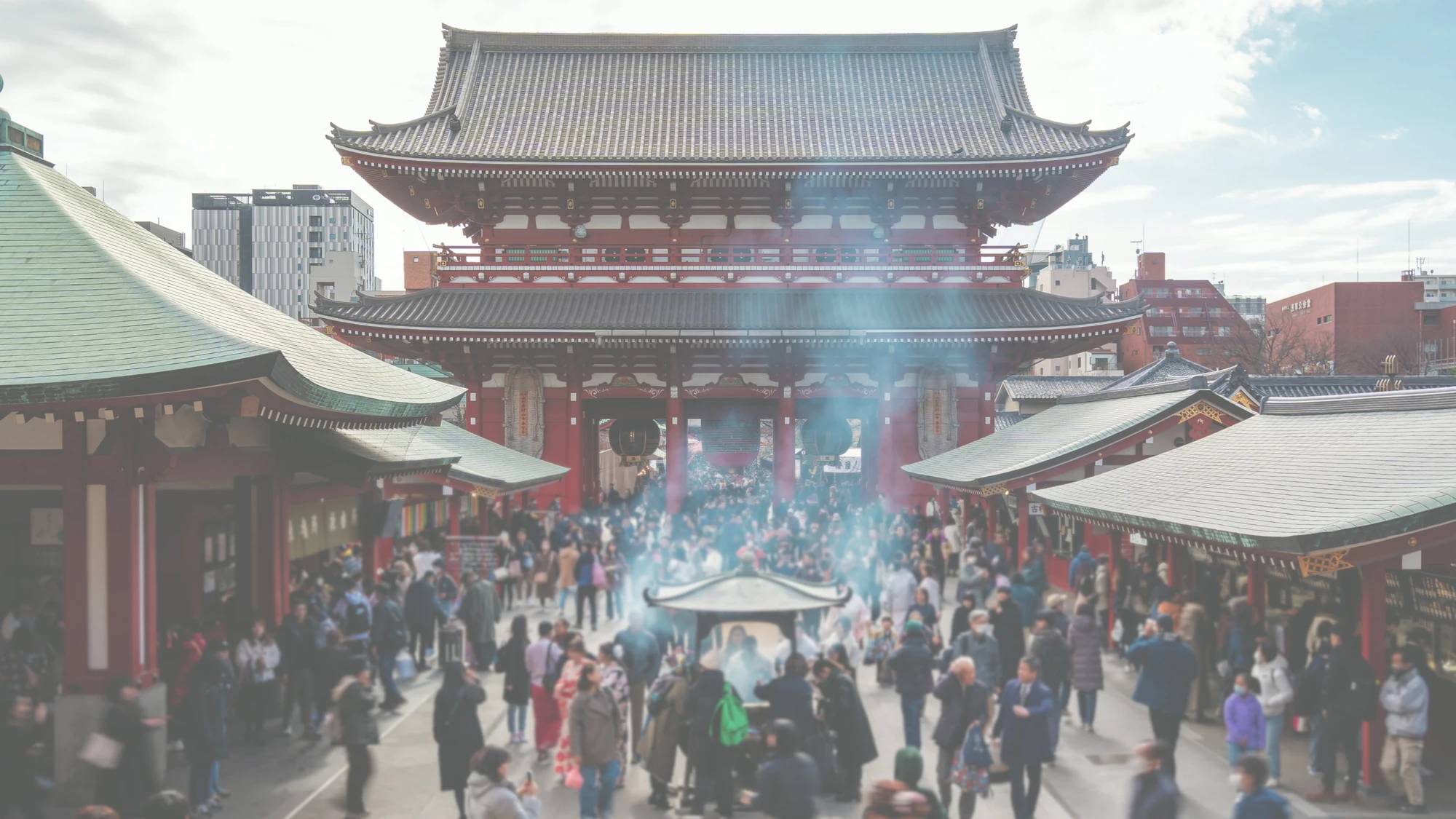 Pengunjung di halaman kuil Senso-ji di Asakusa, Tokyo.