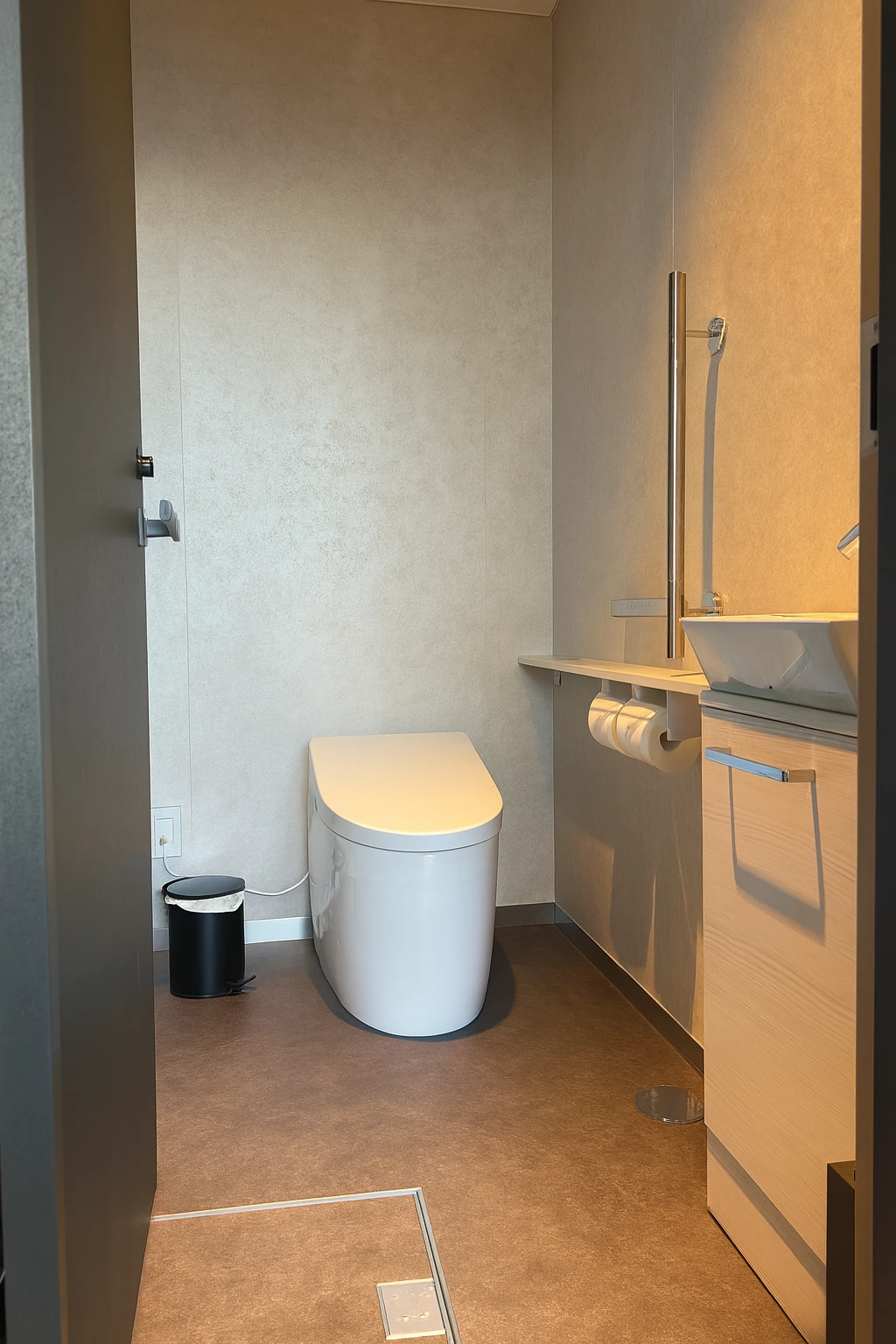 Kamar khusus #10: toilet dan wastafel di kamar mandi.